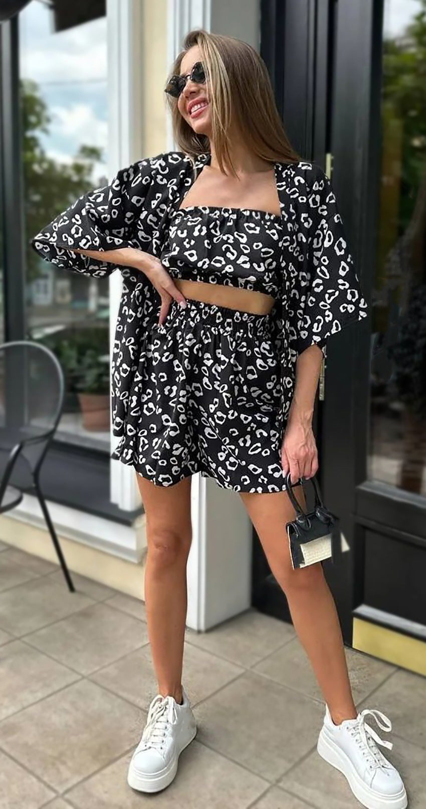 Damen Modisches Set aus cropped Oberteil und lockeren Shorts mit animalischem Muster EB