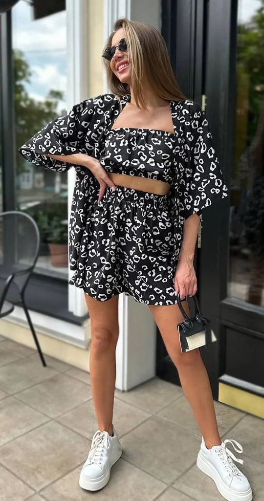 Damen Modisches Set aus cropped Oberteil und lockeren Shorts mit animalischem Muster EB