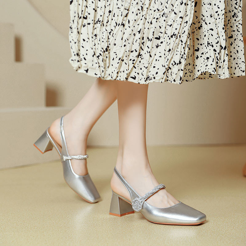 Damen Slingback-Pumps mit elegantem Glanz und dekorativem Riemen EB