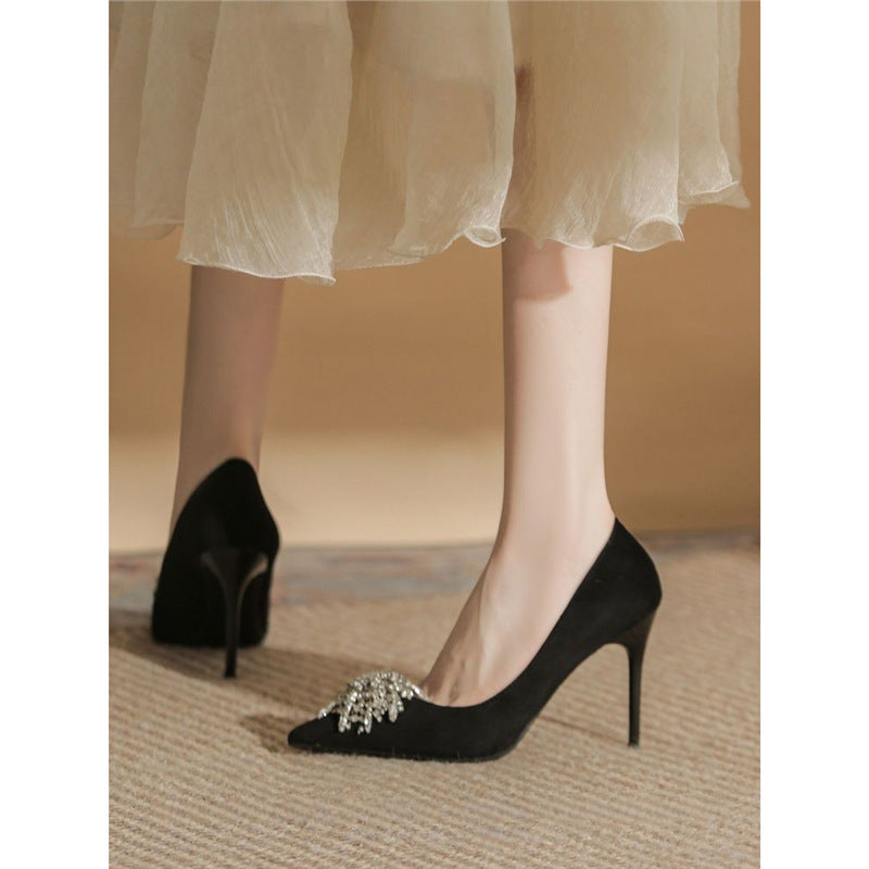Damen elegante Pumps mit funkelnder Brosche EB