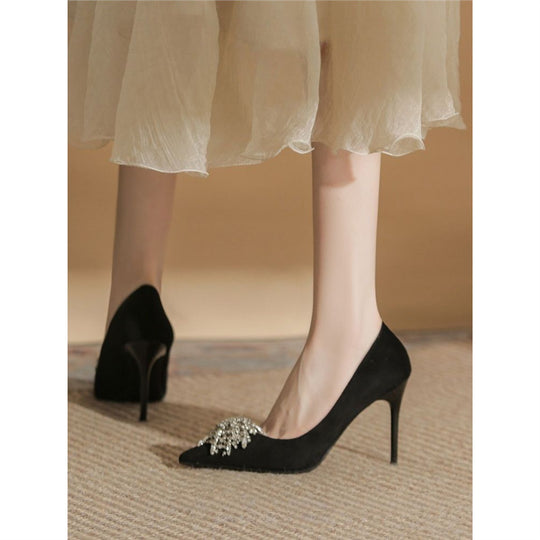 Damen elegante Pumps mit funkelnder Brosche EB