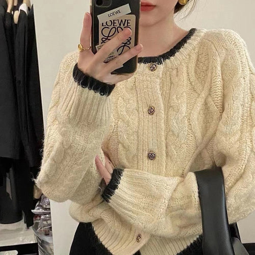 Damen gemütliche Strickjacke mit elegantem Zopfmuster und kontrastierenden Abschlüssen EB