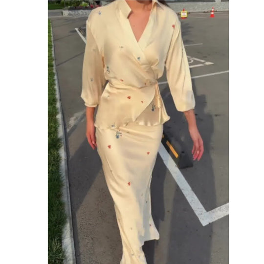 Damen Elegantes Satin Kleid mit blumigem Design und Wickeloptik EB