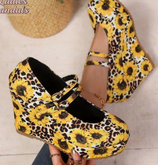 Damen Wedge-Sandaletten mit floralem Design und geschmackvollem Riemen EB