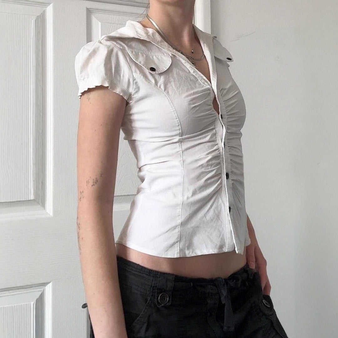 Damen figurbetontes Blusenshirt mit eleganten Rüschendetails und Knopfverschluss EB
