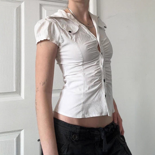 Damen figurbetontes Blusenshirt mit eleganten Rüschendetails und Knopfverschluss EB