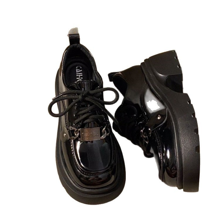 Damen Chunky Sneakers mit glänzender Oberfläche und modischem Anhänger EB