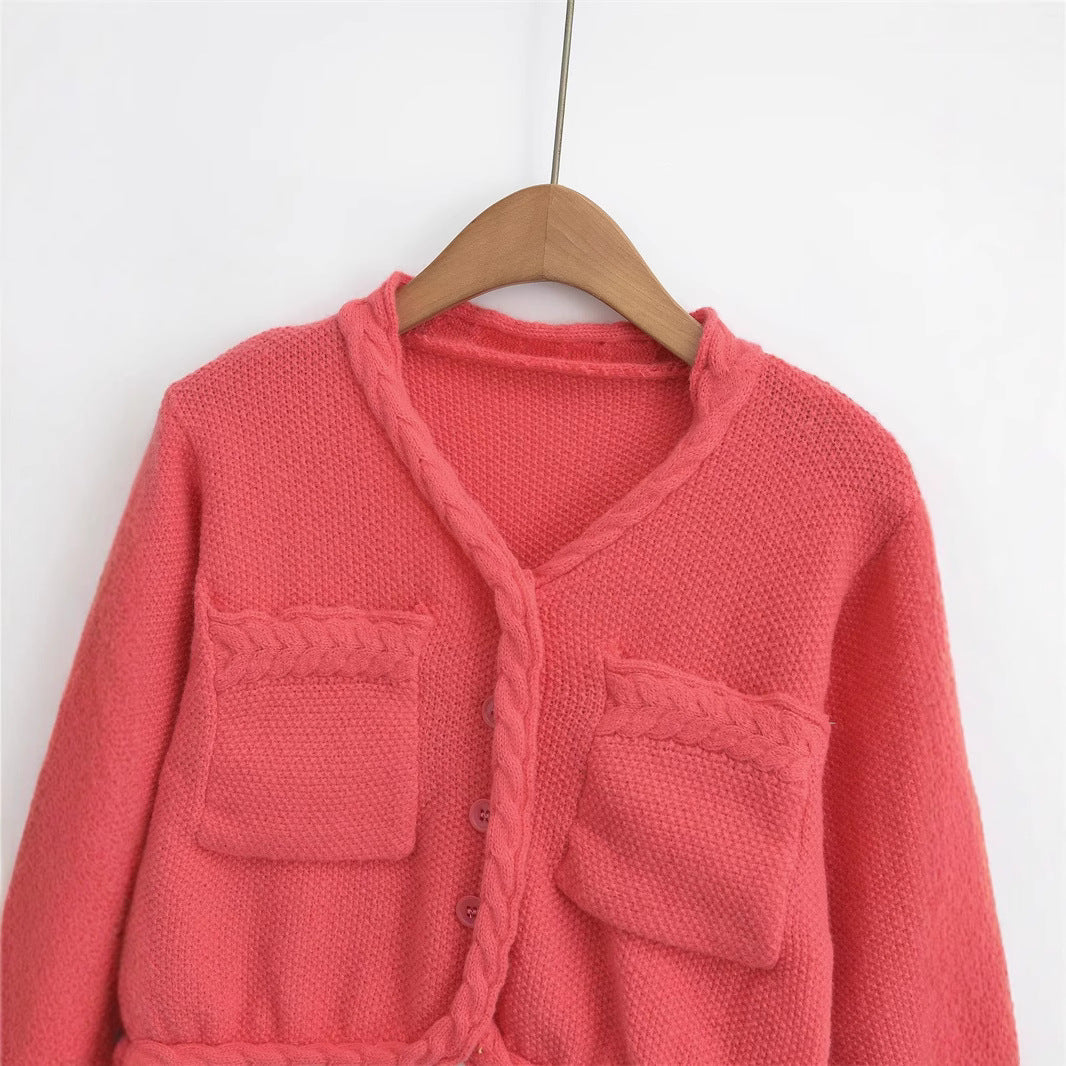Damen Kurzstrickjacke mit geflochtenen Details und praktischen Taschen EB
