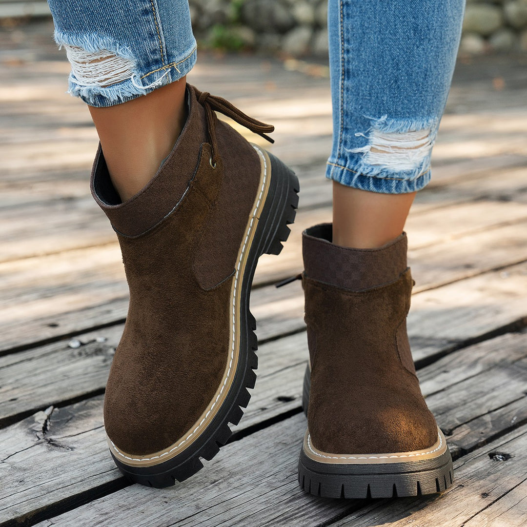 Damen  kurze Wildleder-Stiefelette mit robuster Profilsohle und gepolstertem Schaft EB
