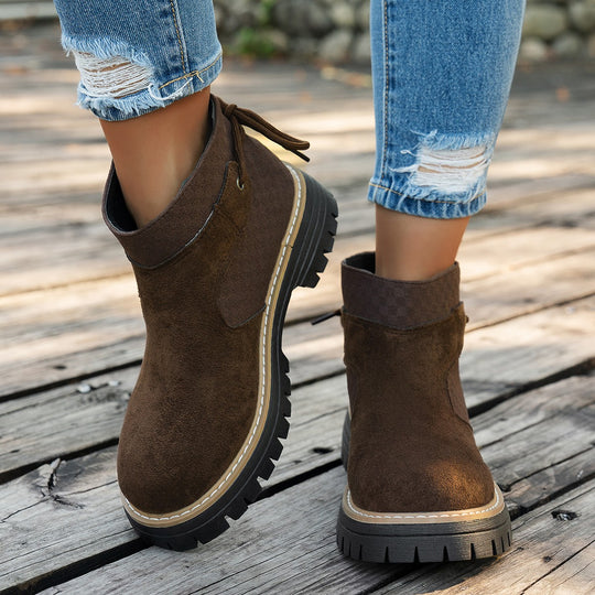 Damen  kurze Wildleder-Stiefelette mit robuster Profilsohle und gepolstertem Schaft EB