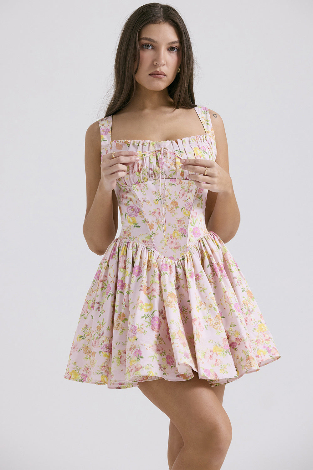 Damen Minikleid mit schulterfreien Rüschendetails und verspieltem Blumenmuster EB