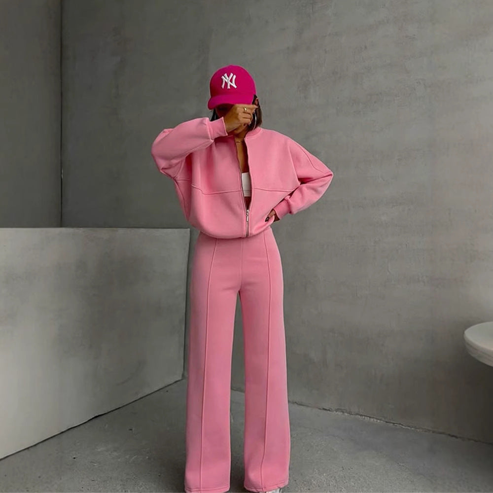 Damen sportive Oversize-Fleecejacke mit diagonaler Reißverschluss-Optik und weit geschnittener High-Waist-Jogginghose Eichborn Berlin
