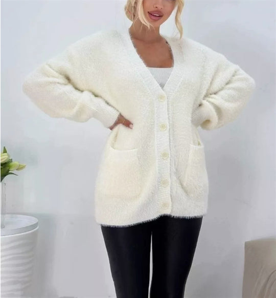 Damen Flauschiger Oversize-Knopfcardigan mit tiefem V‑Ausschnitt und aufgesetzten Taschen EB