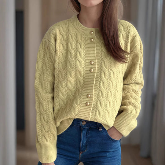 Damen Strickjacke mit eleganter Zopfmusterstruktur und dekorativen Knöpfen EB