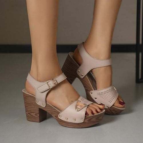 Damen Elegante Plateau-Sandaletten mit geschwungenem Riemendesign und modischen Nieten EB