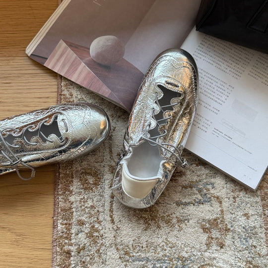 Damen Sportliche Sneakers aus glänzendem Metallic-Leder mit flexiblem Schnürsystem EB