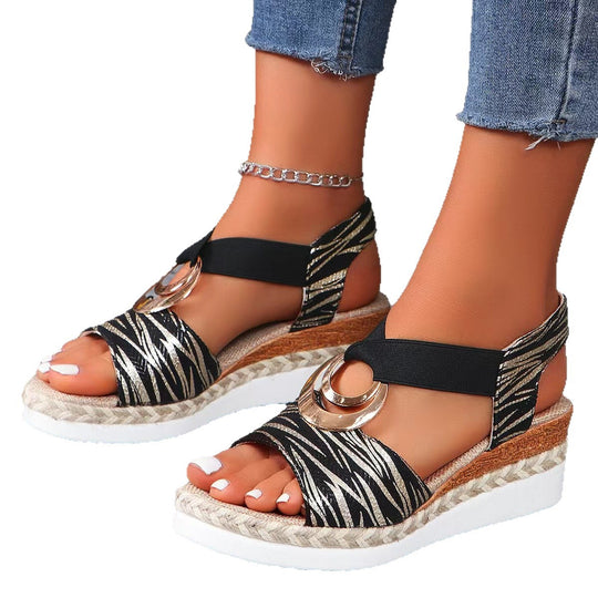 Damen Plateau-Sandalen mit elegantem Metallic-Akzent und raffinierten Riemen EB