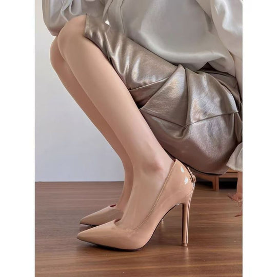 Damen Elegante Lack-Pumps mit spitzer Spitze, Stiletto-Absatz und dekorativem Fersenriemen EB