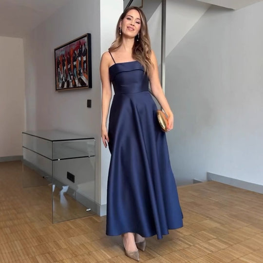 Damen Abendkleid mit feinen Spaghettiträgern und fließendem Rock EB