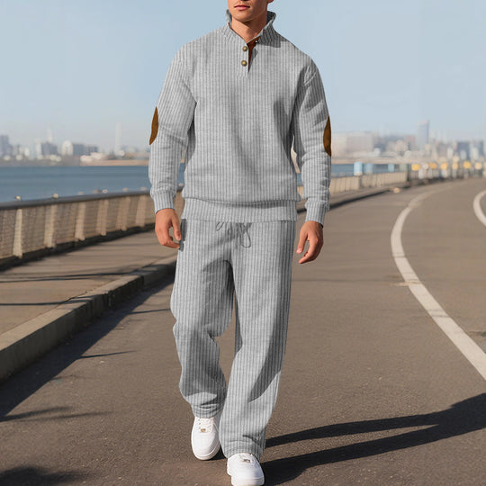 Herren nan feiner Rippstrickpullover mit halber Knopfleiste hohem Stehkragen und kontrastierendem Suedine-Ellbogenbesatz EB
