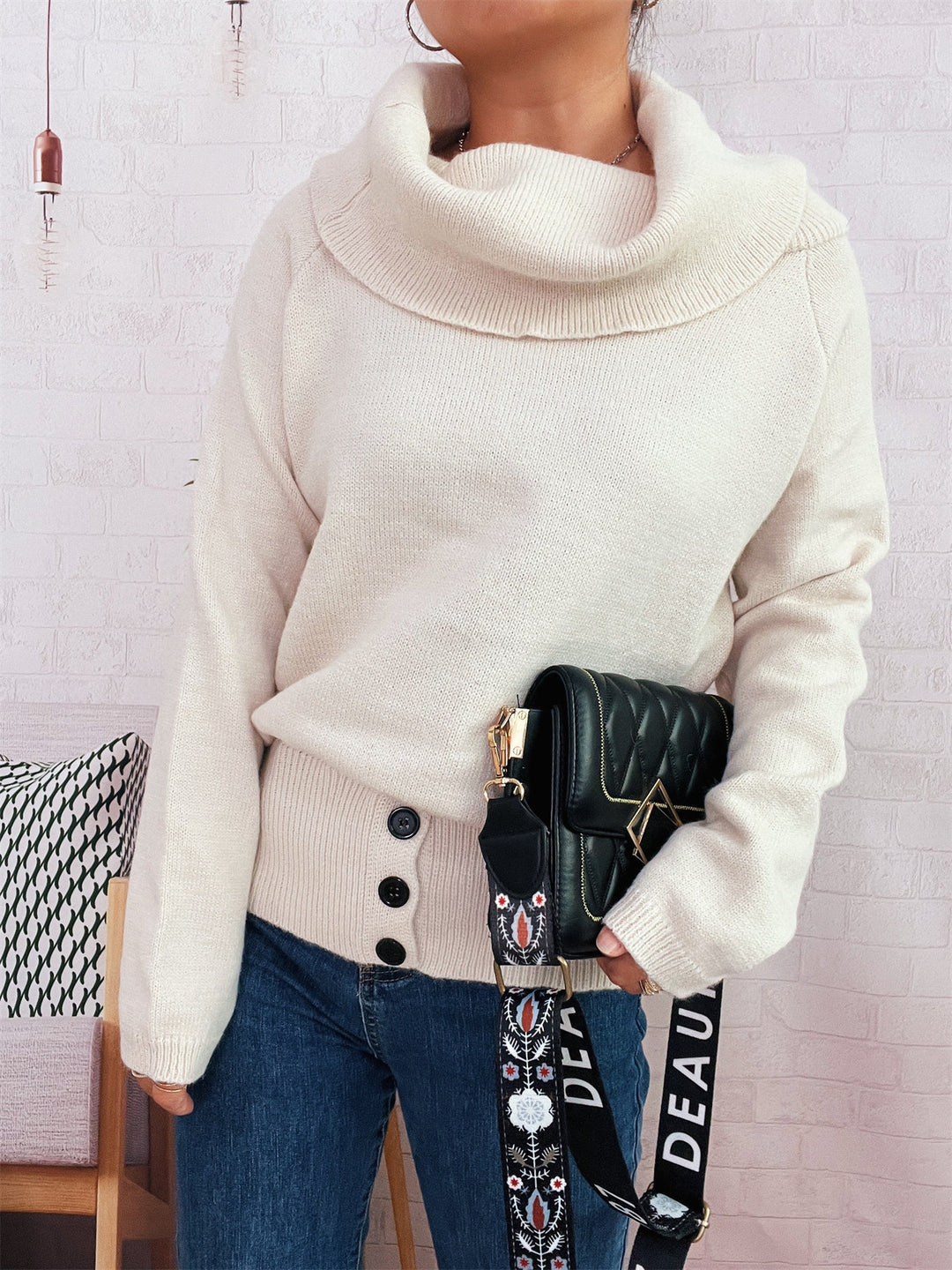 Damen Pullover mit weichem Kragen und dekorativen Knöpfen EB