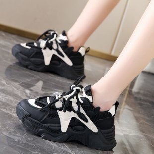 Damen Sportliche Sneakers mit dämpfender Sohlenkonstruktion und innovativem Design EB