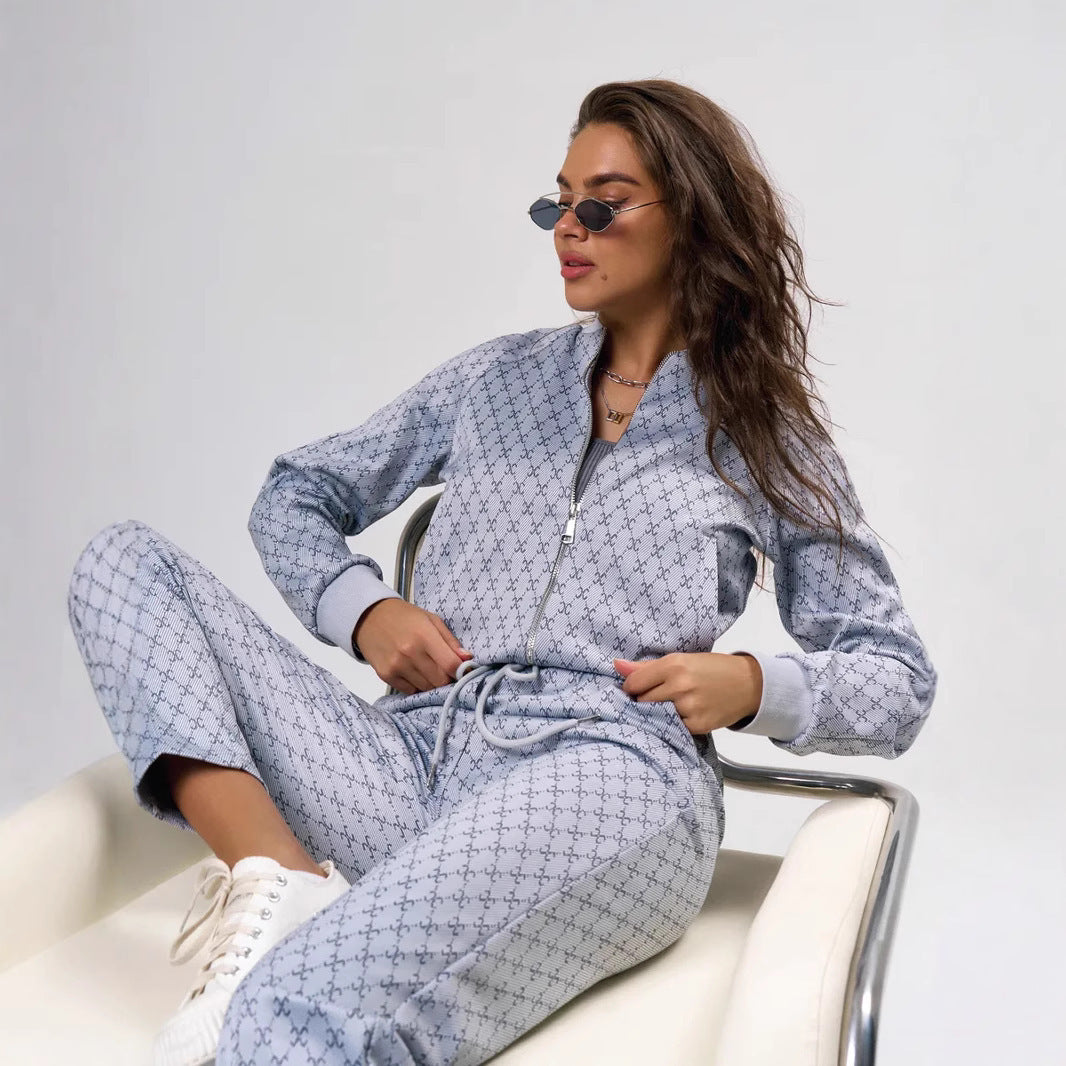 Damen jacquard Lounge-Set mit kurzer Bomberjacke und hochgeschnittener Kordelzug-Hose Eichborn Berlin