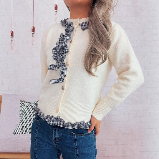 Damen Strickjacke mit romantischem Rüschenabschluss und detailverliebtem Knopfdurchzug EB