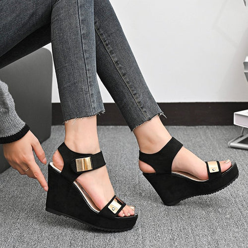Damen nan Keilabsatz-Sandalette mit Plateau und metallischen Details EB