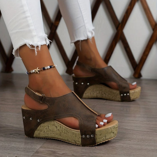 Damen Plateau-Sandalen mit eleganter Schnittführung und modischen Nieten EB