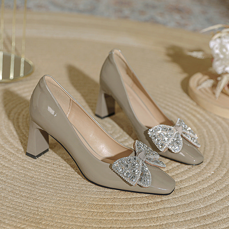 Damen Elegante Pumps mit glanzvollem Riemen und funkelndem Schleifenakzent EB