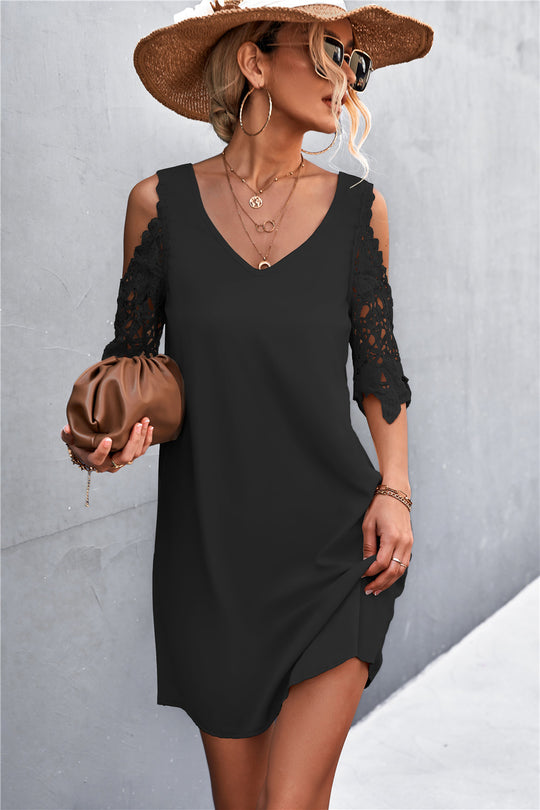 Damen luftiges Minikleid mit Spitzeneinsatz und elegantem V-Ausschnitt EB