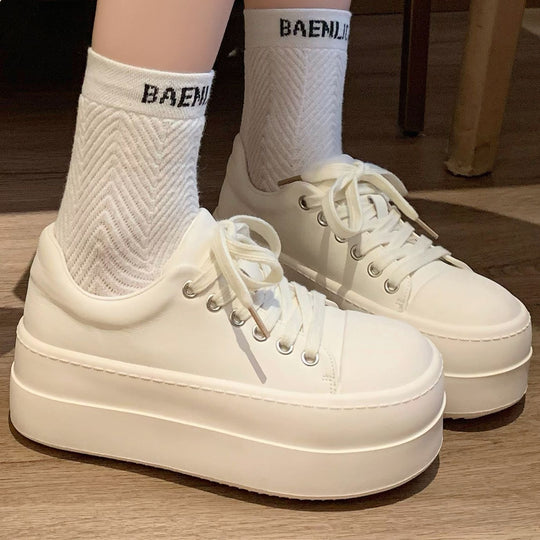 Damen Retro Plateausneaker mit zweifarbiger Lederoptik und extrahoher Gummiplattform EB