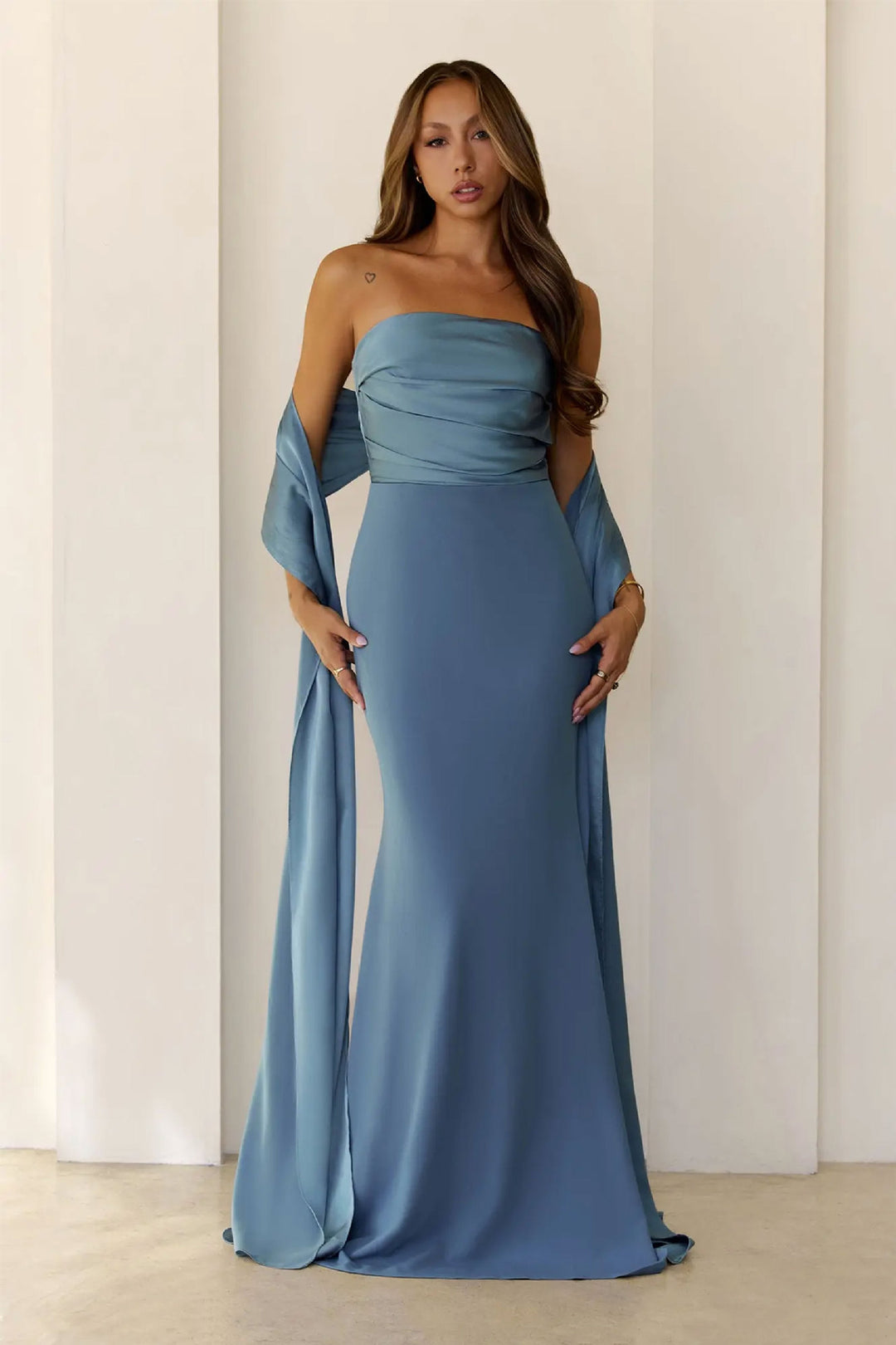Damen Elegantes Abendkleid mit schulterfreiem Design und fließendem Stoff EB