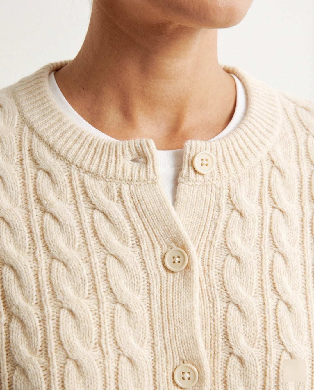 Damen klassische Zopfmuster-Strickjacke mit Rundhalsausschnitt und durchgehender Knopfleiste EB