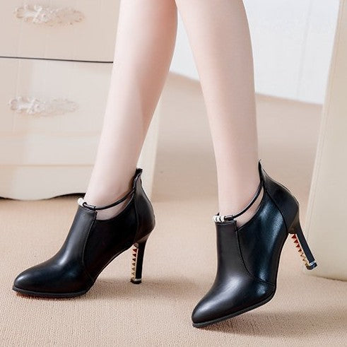 Damen Ankle-Boots mit spitzer Zehenform, funkelndem Strassriemen und skulptiertem Metallabsatz EB