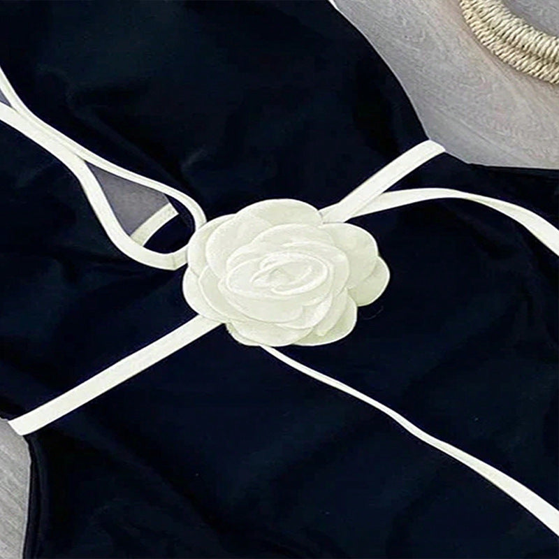 Damen eleganter einteiliger Badeanzug mit raffinierten Cut-Outs und floralem Gürtel EB
