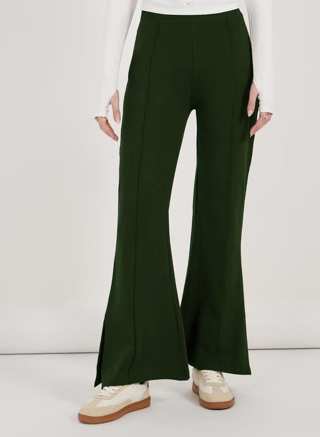 Damen weite Flared-Hose aus strukturiertem Material mit seitlichen Schlitzen EB