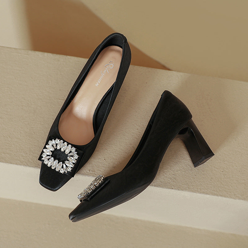 Damen modische Pumps mit funkelndem Schmuckdetail EB