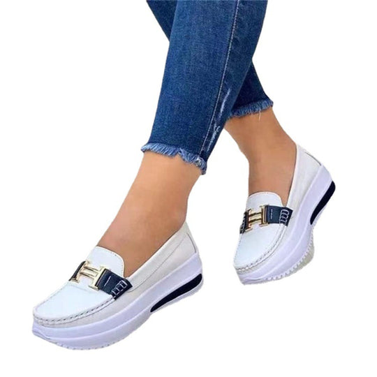 Damen Komfort-Slipper mit dekorativem Metallverschluss und ergonomischer Sohle EB