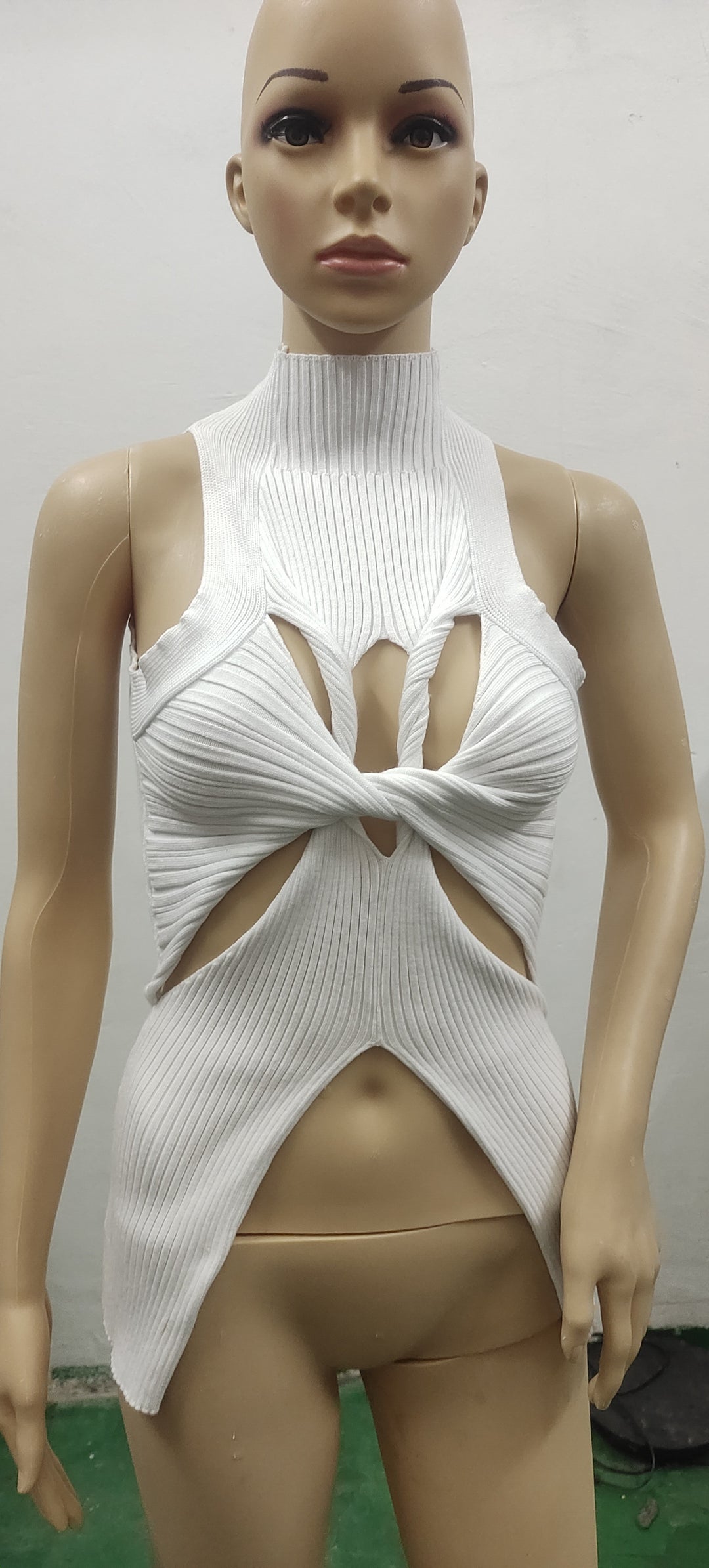 Damen figurbetontes Cut-Out Top mit hohem Kragen EB