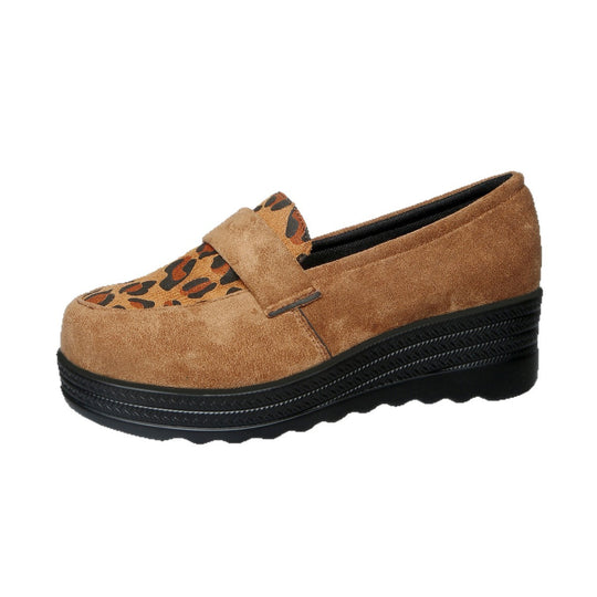 Damen Slipper mit eleganter Tierfell-Applikation und komfortablem Plateau EB