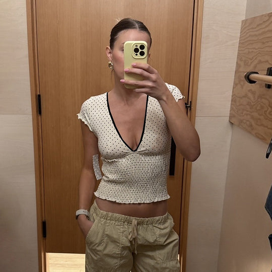 Damen Elegantes V-Ausschnitt Oberteil mit Rüschen und Punkten EB