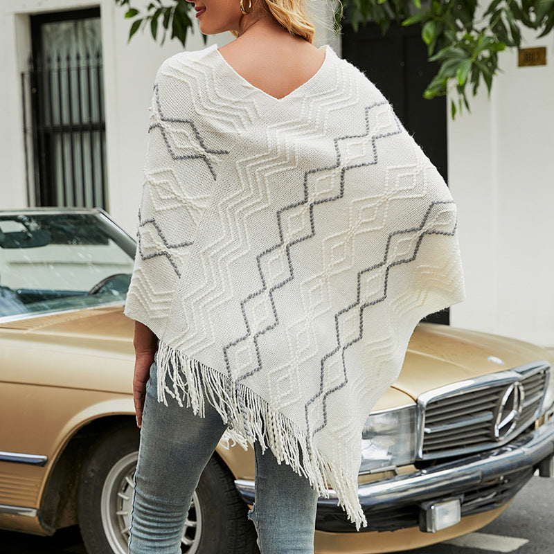 Damen eleganter Poncho mit auffälligem Strukturmuster und dekorativen Fransen EB