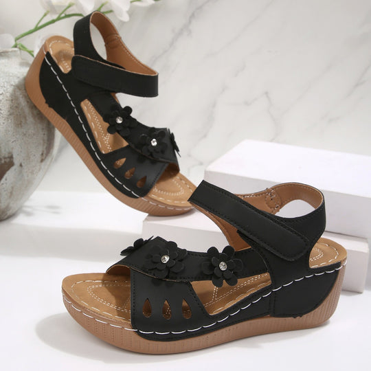 Damen Komfort-Wedgesandalen mit verstellbarem Klettverschluss und Blütenapplikation EB