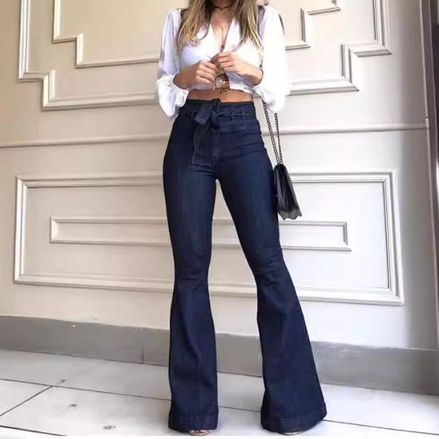 Damen Hoch geschnittene Flared Jeans mit stylischem Gürtel und ausgefranstem Saum EB