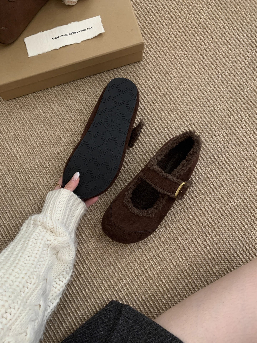 Damen Hausschuhe mit verstellbarem Riemen und kuscheligem Innenfutter EB