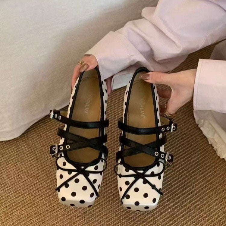 Damen Ballerina-Pumps mit modischem Riemchen und kontrastierendem Punkten-Design EB