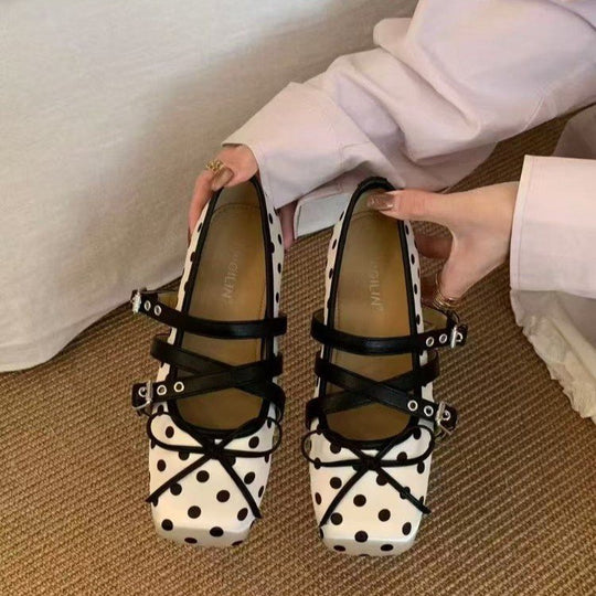Damen Ballerina-Pumps mit modischem Riemchen und kontrastierendem Punkten-Design EB
