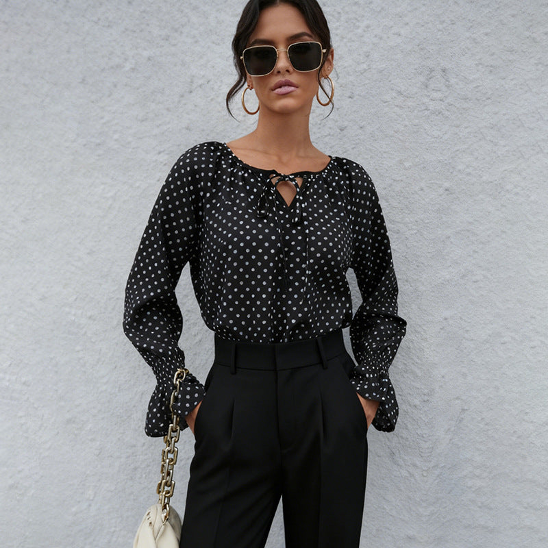 Damen Chiffonbluse mit Polka-Dots, Bindeband-Ausschnitt und smockgesmokten Manschetten EB